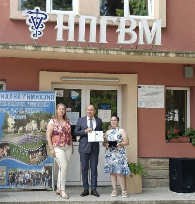 Тържествено връчени дипломите и свидетелствата  1
